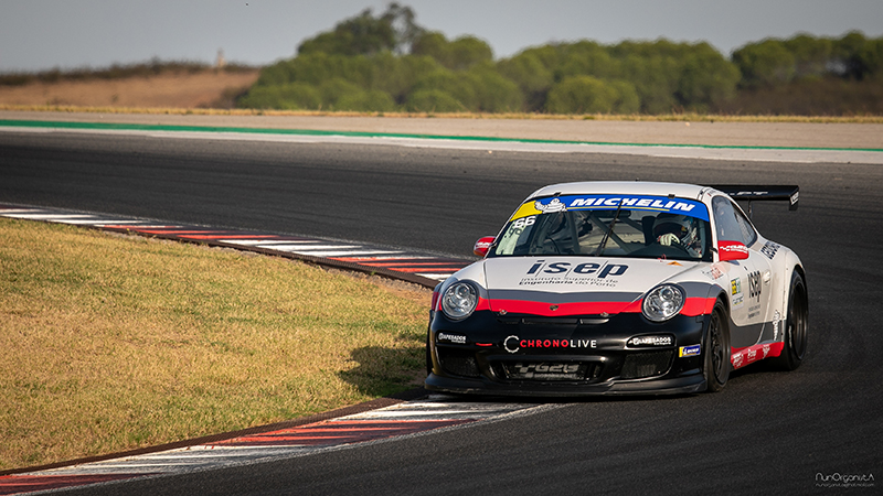 Porsche 911 em pista de competição