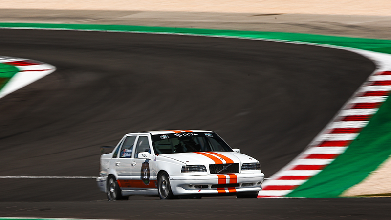 Volvo 850 de corrida em curva