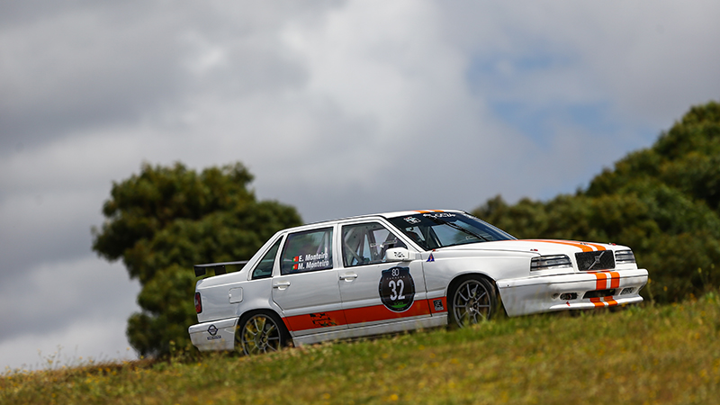 Carro de competição em pista